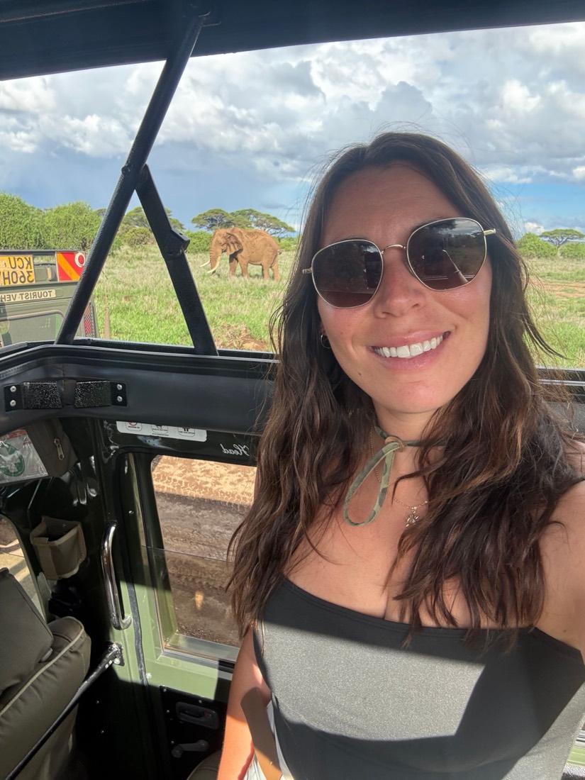 Audrey en safari au Kenya, un éléphant derrière elle